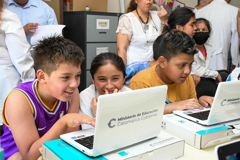 Entregaron Computadoras Y Cocina Para Las Escuelas N Y N