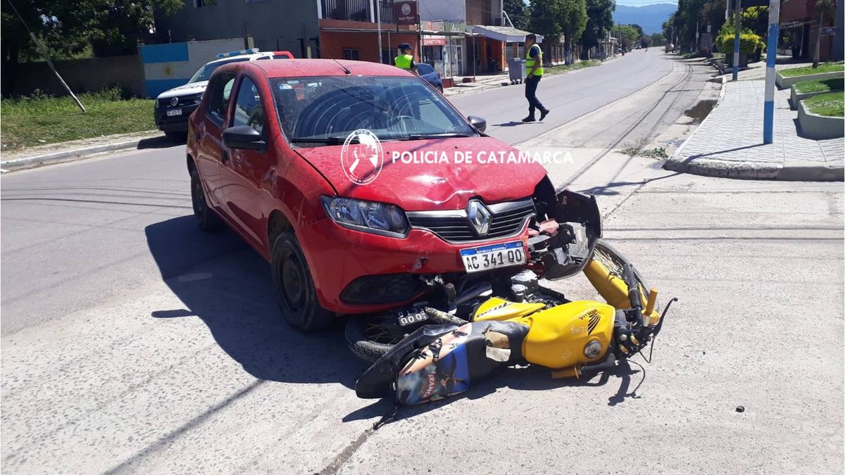 Sufrió graves heridas al chocar con un auto