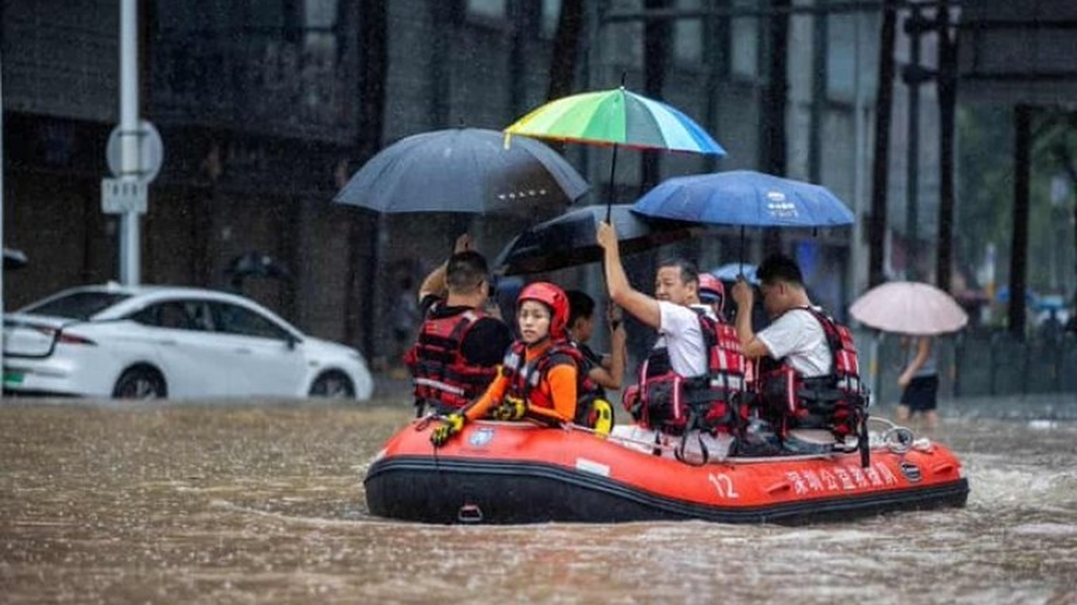 Evacuan más de 80 mil personas por inundaciones en China