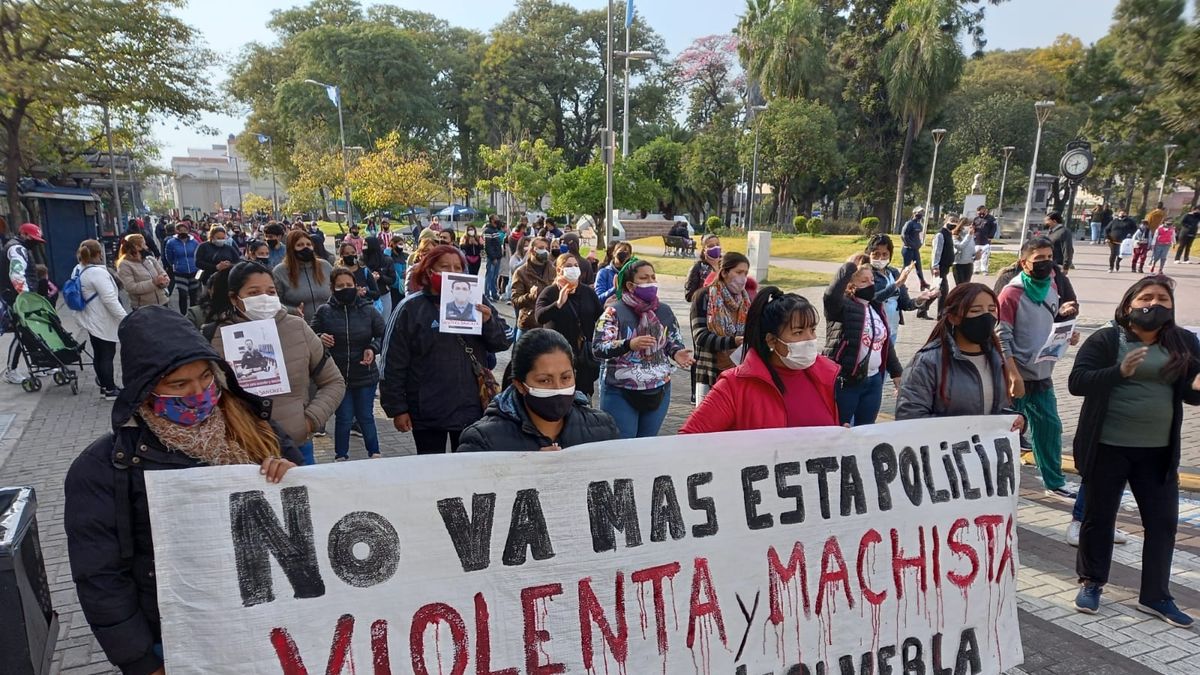 Protesta De La Izquierda Por La Reincorporaci N De Polic As Violentos