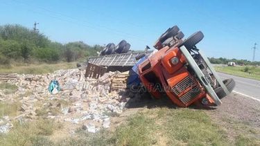 Volcó un camión cargado con azúcar en la ruta 157
