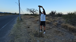 Barrio Antinaco: detuvo su recorrido en bici para salvar a un árbol