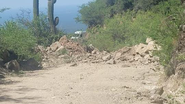 un derrumbe corto el transito en la cuesta de minas capillitas