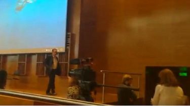 lino baranao se fue abucheado de un encuentro cientifico