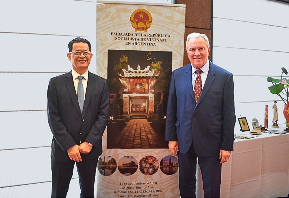 Rubén Dusso junto al embajador de Vietnam