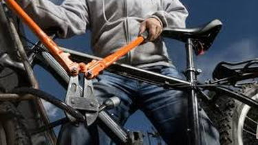Le pegó a una niña y luego le robó la bicicleta