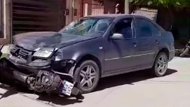 motochorros escapaban tras asaltar a una mujer y fueron atropellados: estan graves