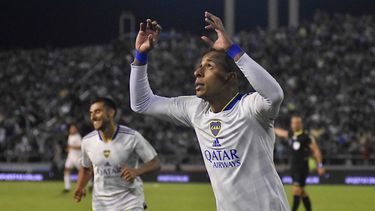 doblete de villa para el primer triunfo de boca