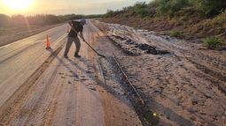 Personal de Vialidad Nacional despejó derrumbes y limpió badenes para normalizar la circulación en las rutas 40 y 60. Personal de Vialidad Nacional despejó derrumbes y limpió badenes para normalizar la circulación en las rutas 40 y 60.