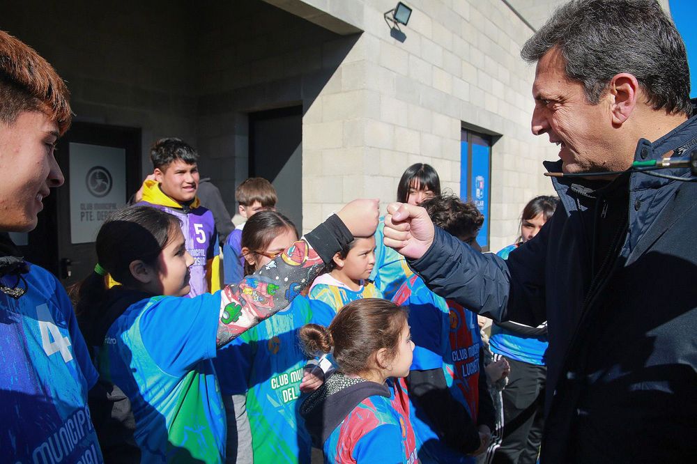 Campaña. El ministro de economía estuvo de recorrida en Pilar.