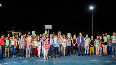 se entregaron escrituras a vecinos del barrio sierra brava