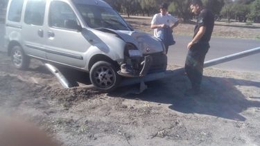 Perdió el control y chocó con un poste de alumbrado público