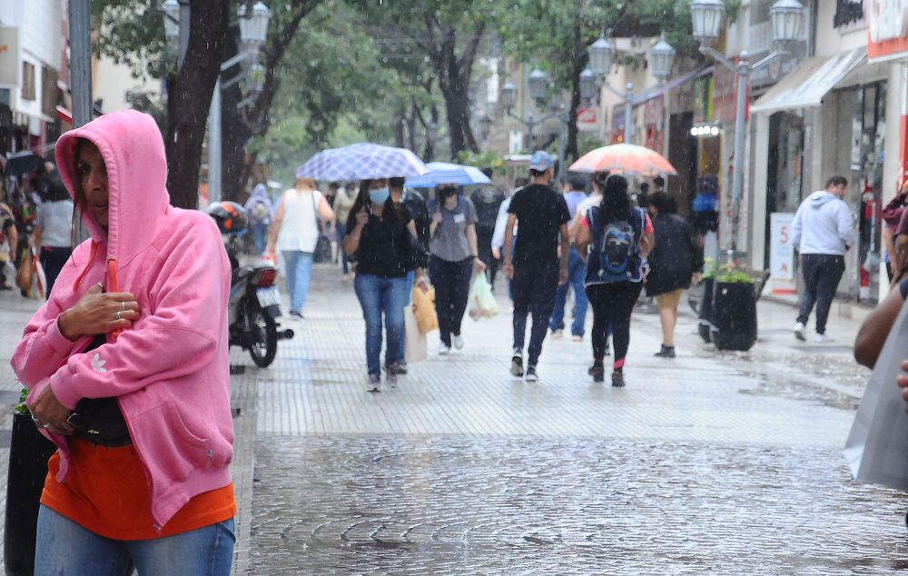 lluvia y daños. ayer se registró en l a zona sur una caída de techo de una familia, la cual fue asistida.
