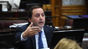 Acusan al ministro Mera de disolver el cogobierno escolar y designar nuevos integrantes