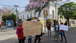 Reclamo en la Escuela Rivadavia - Belgrano por el mal estado del establecimiento