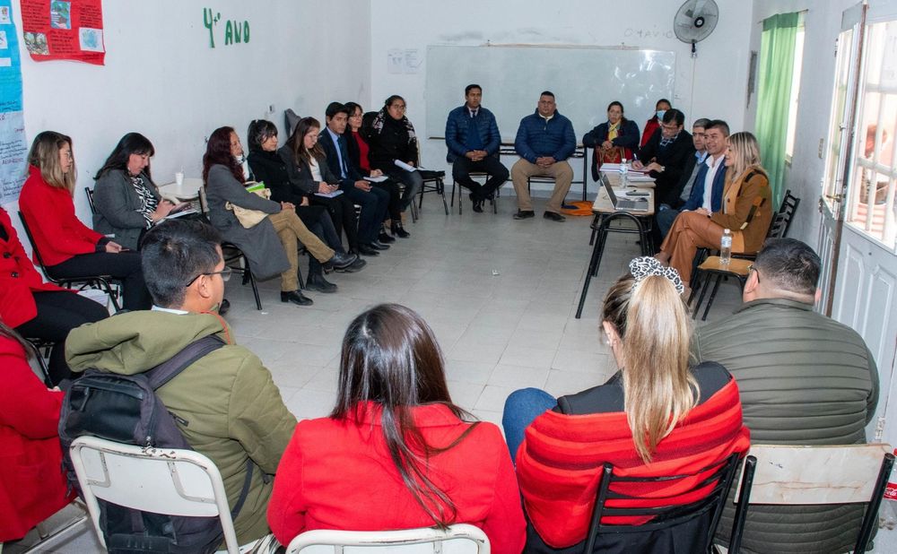 Primer encuentro. Los docentes y directivos junto a la ministra de educación y su gabinete.