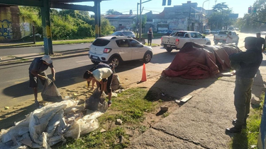 un camion que trasladaba yerba playadito perdio paquetes y la gente se los llevo rapidamente