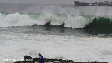 Las olas invadieron la costa de Perú.&nbsp;