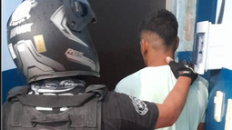 Sospechoso. Arrestado.