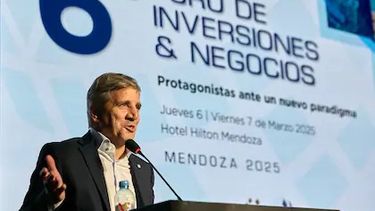 Luis Caputo reiteró que no va a devaluar y dijo que espera que bajen los precios en dólares
