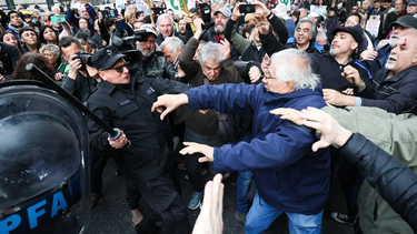 el gas pimienta utilizado para reprimir a jubilados es mas caro que la jubilacion minima