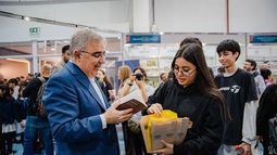 El Gobernador recorrió la Feria del Libro