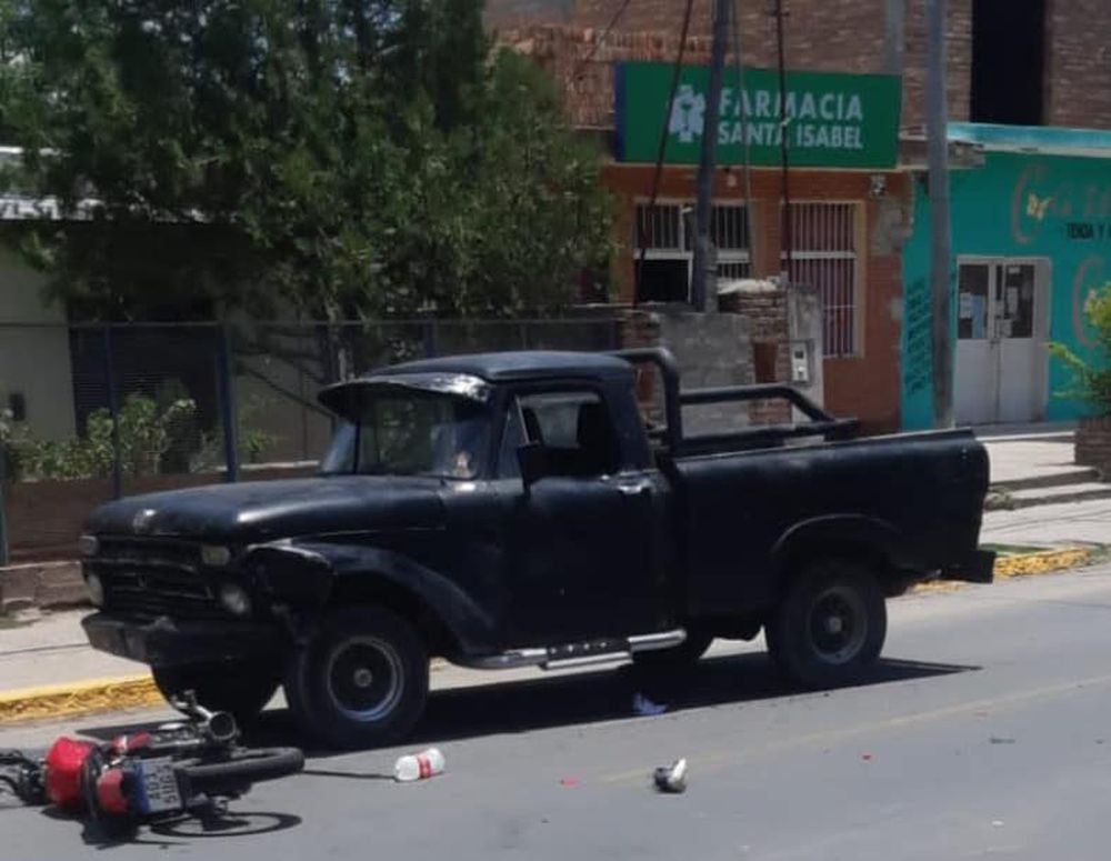 Tremendo. Los motociclistas terminaron debajo de una antigua camioneta Ford f-100, en grave estado.&nbsp;