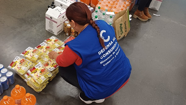 decomisaron mercaderia vencida en un reconocido supermercado de la capital