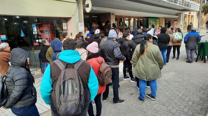 Filas. La gente espera fuera del cine teatro para adquirir sus entradas.