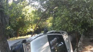 Se cayó adentro de un canal y dejó abandonado el auto