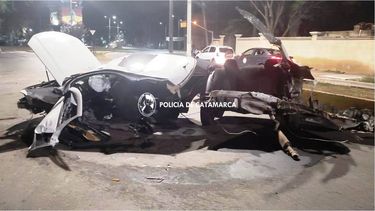 Desastre. El auto quedó desarmado en medio de uno de los carriles.