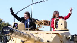 Tres militares acusados de torturas a soldados en Malvinas participaron del desfile