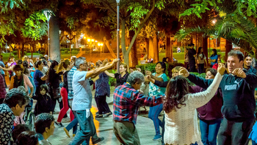 Día Mundial Del Folklore: canto y danza en la Plaza 25 de Mayo