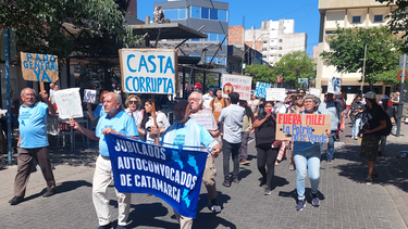 Una vez más los jubilados autoconvocados marchan en la Plaza