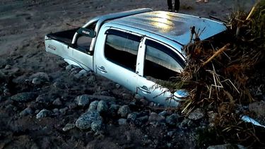 Belén. La camioneta quedó casi enterrada por completo en el lodo por la crecida del río La Pampa.&nbsp;
