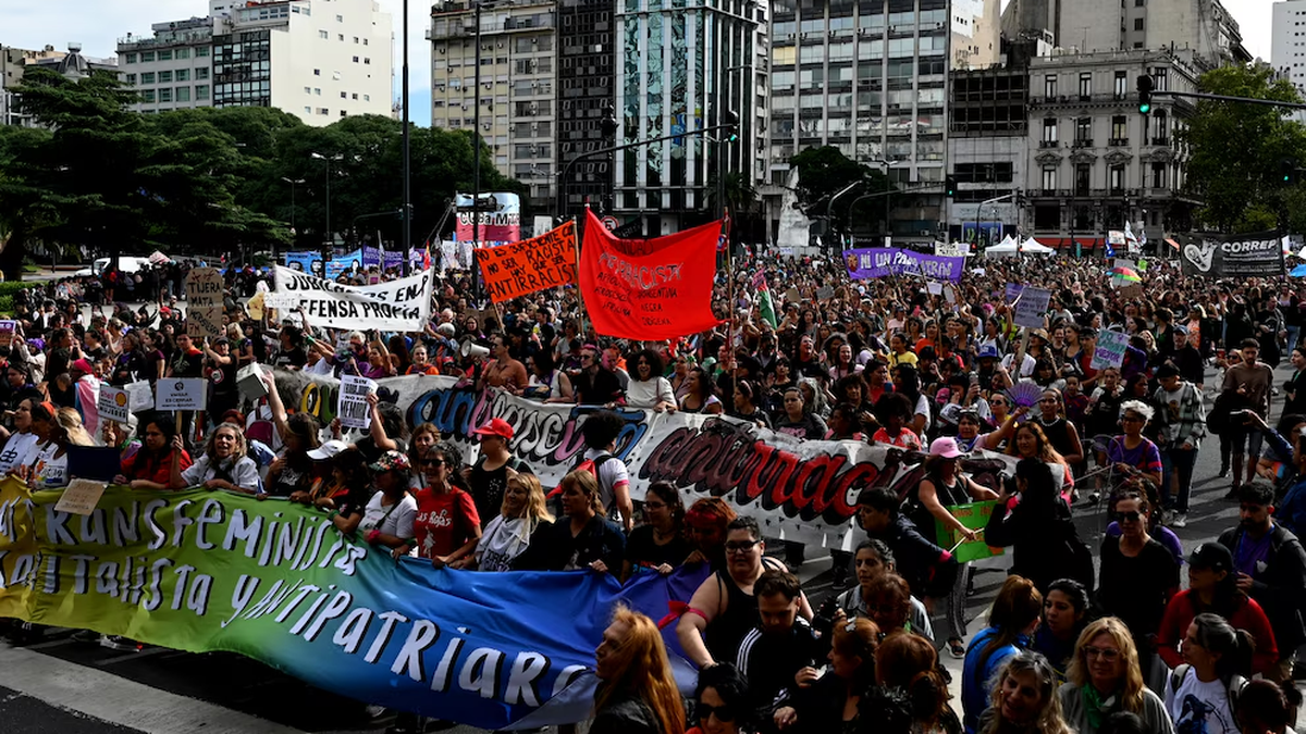 Con una gran convocatoria, las mujeres marcharon en distintos puntos ...