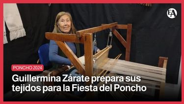 Guillermina Zárate prepara sus tejidos para la Fiesta del Poncho