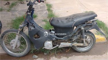 A la espera. Los policías esperan dar con el propietario de la moto.
