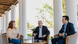 El Gobernador se reunió con la madre del gendarme Nahuel Gallo y pidió la intervención del Papa El Gobernador se reunió con la madre del gendarme Nahuel Gallo y pidió la intervención del Papa