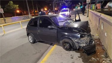 automovilista se estrello contra una muralla