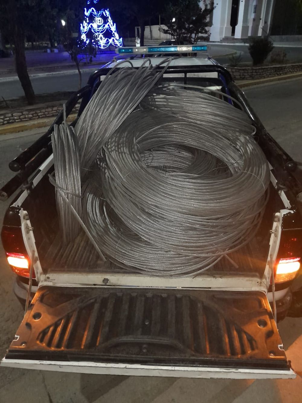 Daño. Rollos de cable de aluminio de la red energética de Pomán.