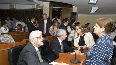 el bloque del fcs-cambiemos no se rompe, pero se divide en tres