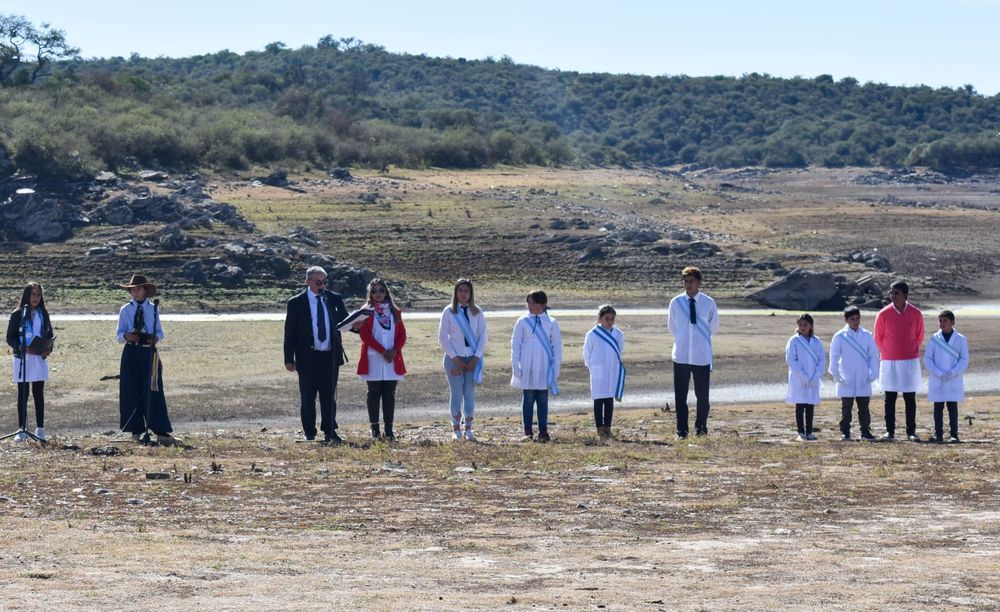 Alumnos de Ancasti prometieron lealtad a la bandera de la patria a orillas del Dique de Ipizca8.jpeg