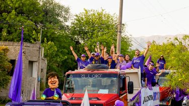 la libertad avanza realizo una caravana de cierre de campana en el valle central