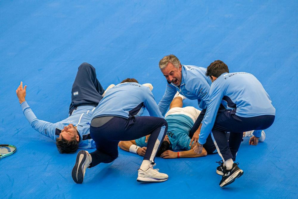 Alegría. El equipo argentino celebra el triunfo de Navone que le dio el pase a la próxima ronda de la Copa Davis.