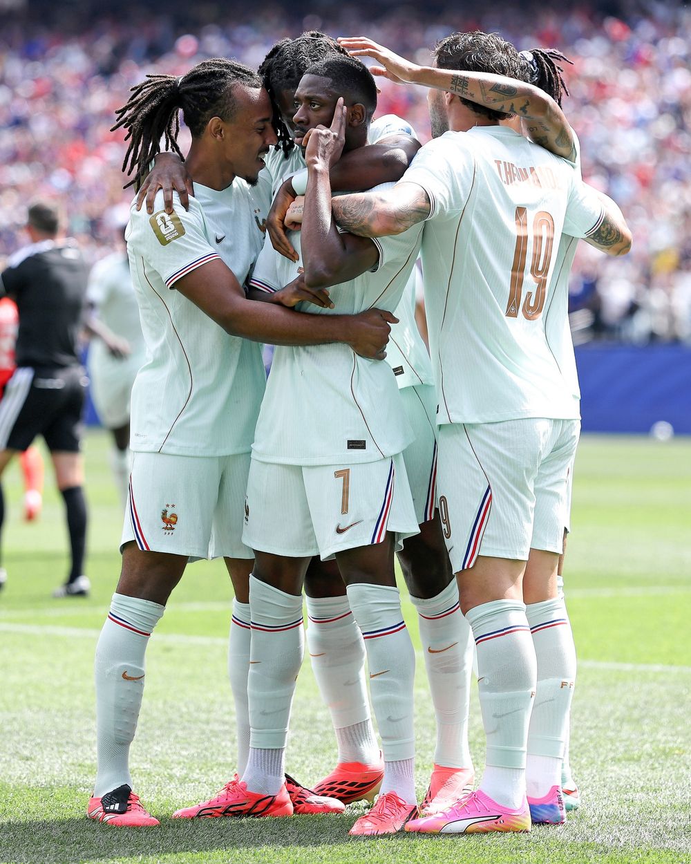 Imparable. Dembelé marcó tres goles y fue la gran figura francesa.