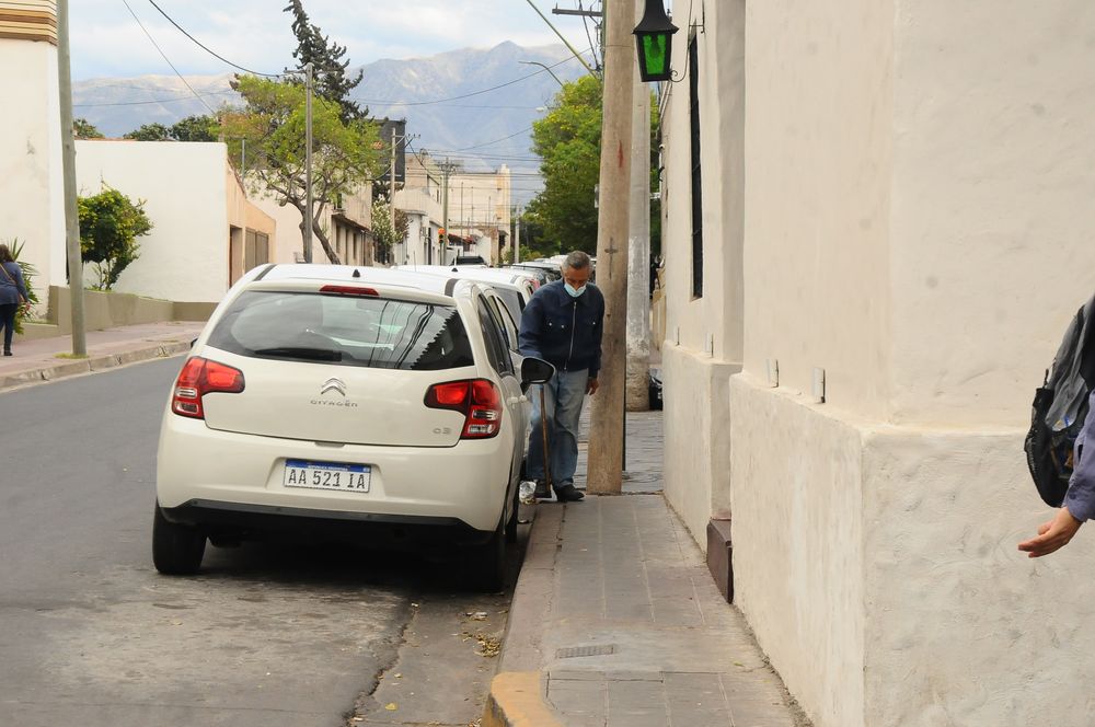 Los obstáculos se suceden en las veredas, complicando el tránsito.&nbsp;