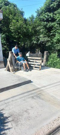 Un policía ayudo a un hombre en silla de ruedas