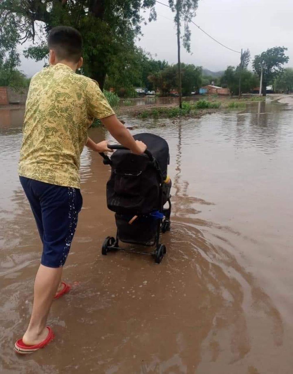 Otra vez la misma historia tras una lluvia: calles anegadas y canales obstruidos