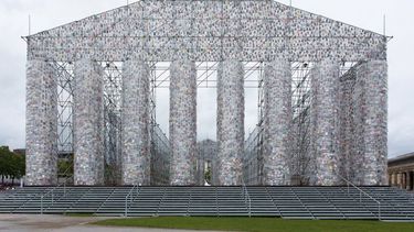 El Partenón de libros prohibidos, la imponente obra de Marta Minujin será exhibida en Milán.